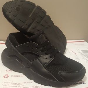 Nike Huaraches "Triple Black" Size 7Y